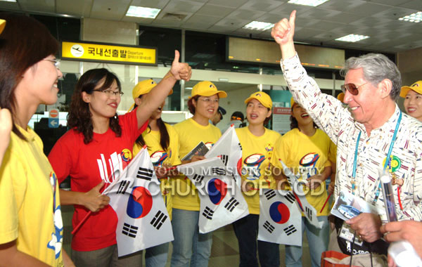 환송식. "볼리비아 선수 최고! 하나님의 교회 응원 최고!"