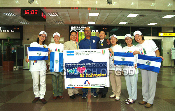 환송식에서 "WE♡El Salvador, WE♡Church of God"